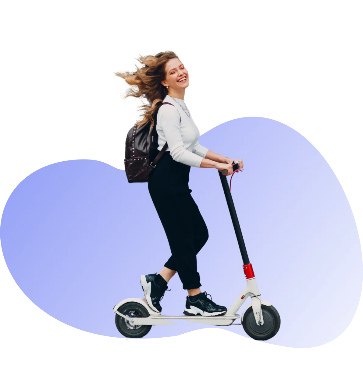 Frau mit Rucksack auf einem Roller in der Stadt unterwegs