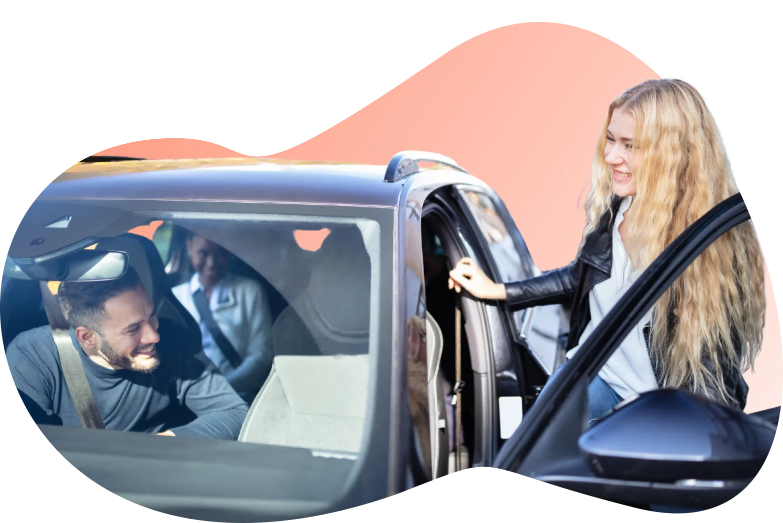 Kollegin steigt zur Fahrgemeinschaft ins Auto ein