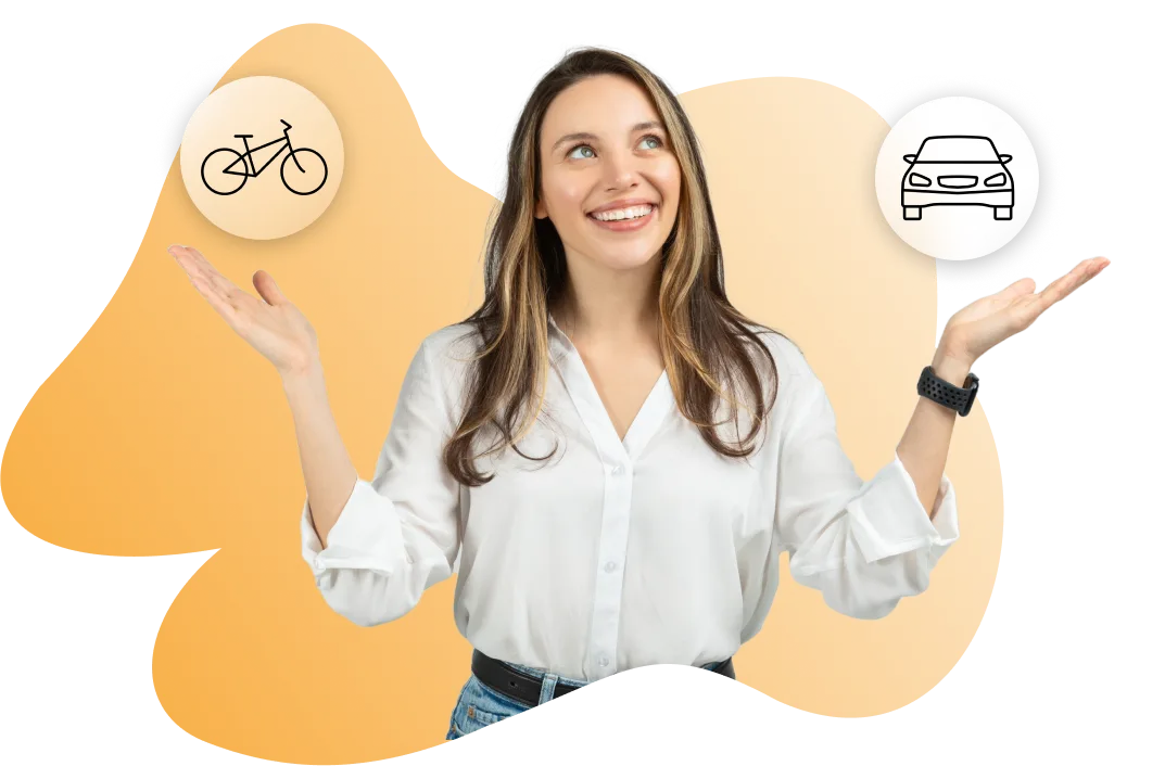 Mitarbeiterin wählt zwischen nachhaltigen Mobilitätsoptionen