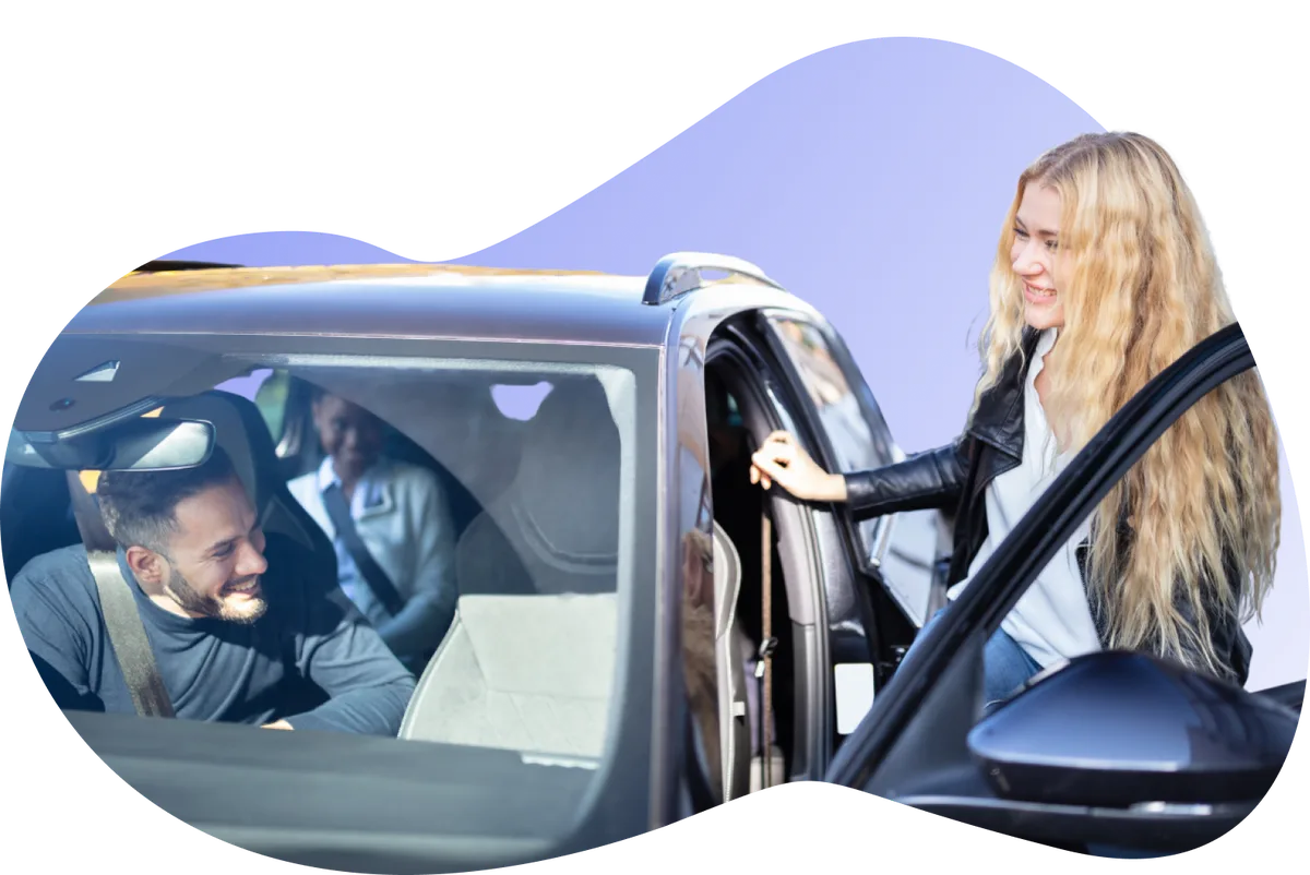 Frau steigt zu einer Fahrgemeinschaft ins Auto