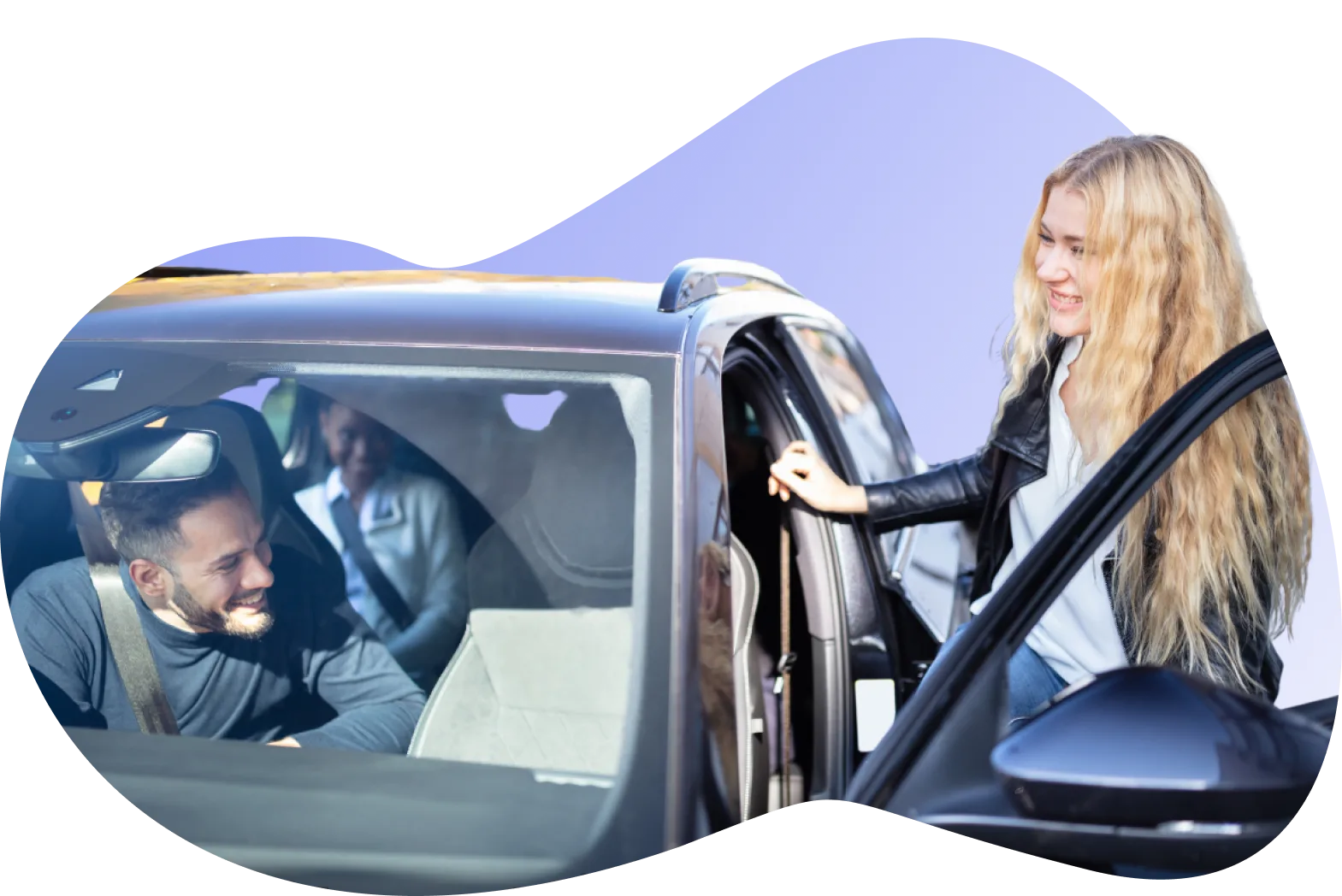 Person steigt in ein Auto einer Fahrgemeinschaft