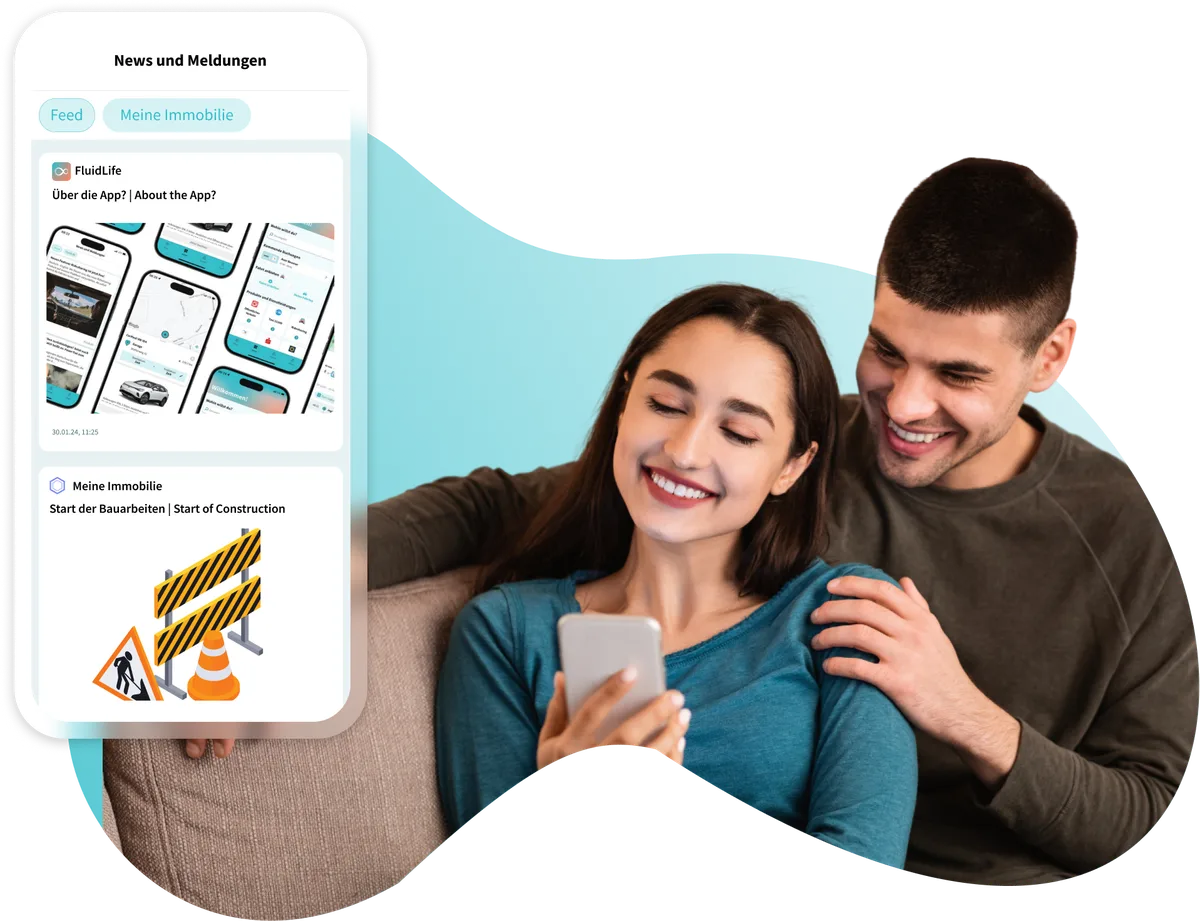 Paar auf dem Sofa liest Neuigkeiten aus der Wohnanlage in der FluidLife App