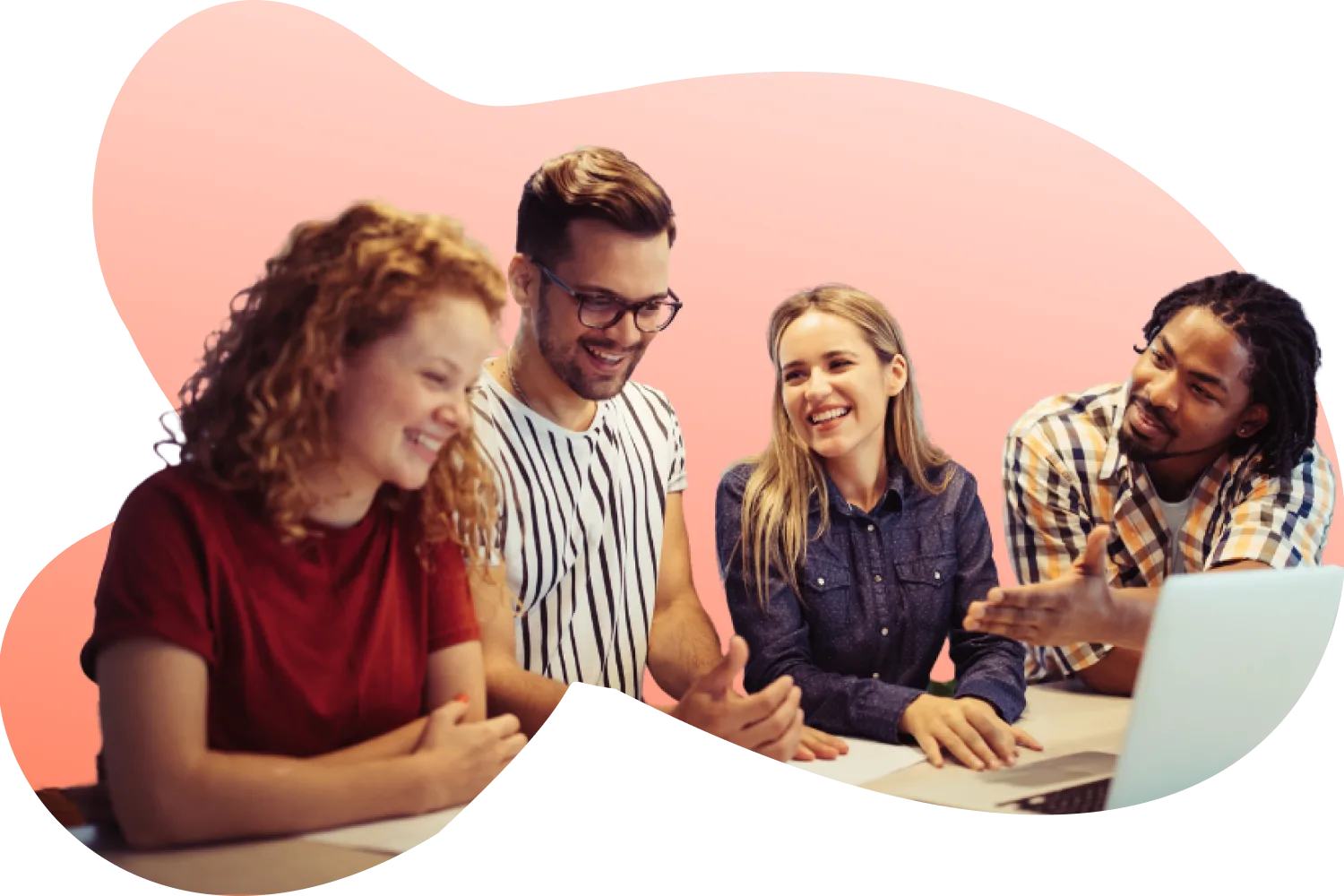 Mitarbeitende arbeiten gemeinsam im Büro