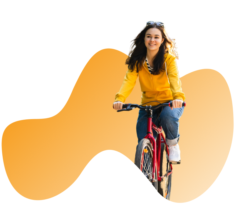 Junge Frau in gelber Jacke auf Fahrrad auf dem Weg zur Arbeit