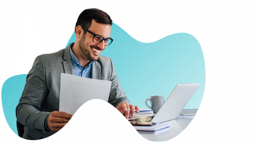 Geschäftsführer mit Unterlagen und Laptop