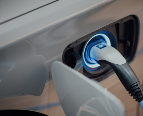 Elektrofahrzeug an Ladestation